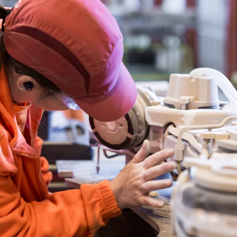 Ucelia fonderie ouvrière en train d'utiliser une machine